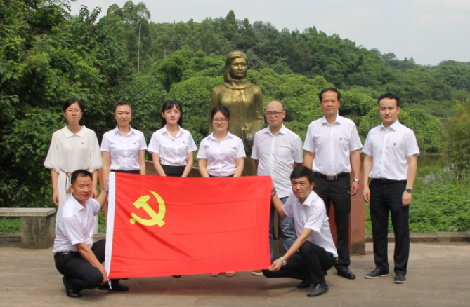 參觀江姐故居，弘揚(yáng)革命精神